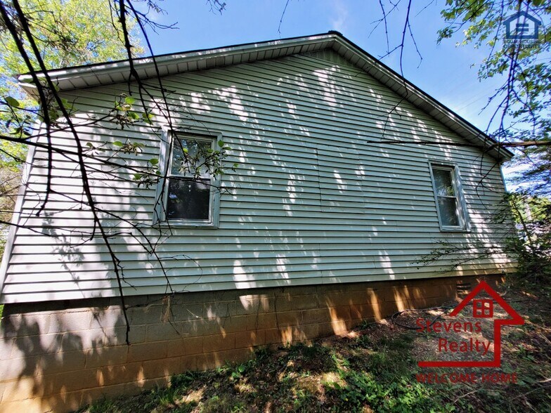 Building Photo - 115 E Jere Whitson Rd