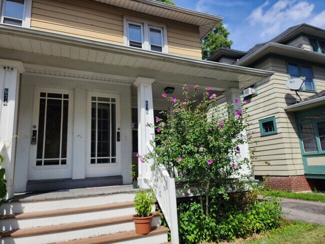 Building Photo - 676 Parsells Ave