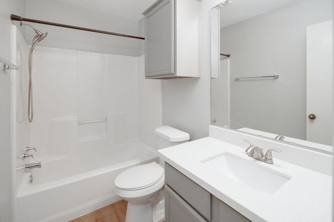 Building Photo - NOVEMBER Move in! 2/2 Duplex with fenced i...