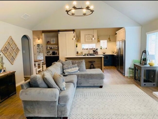 Building Photo - Gorgeous 4 bedroom 2 bathroom Available September!