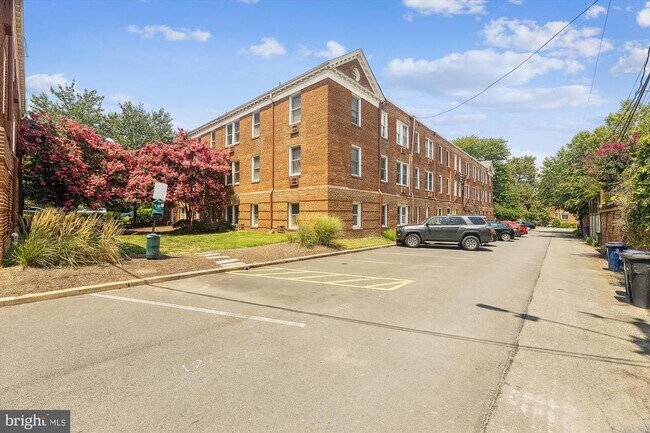 Building Photo - 906 S Washington St