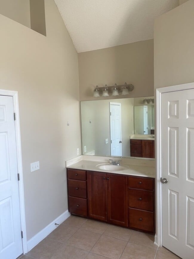 Building Photo - 186 Bristol Way