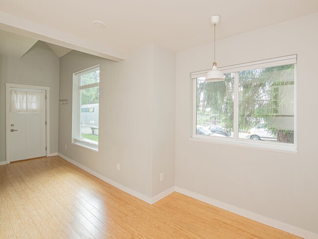 Building Photo - Charming, remodeled 1-bdrm/1-bath vintage duplex in Kerns—Excellent location, A/C, hardwood floors