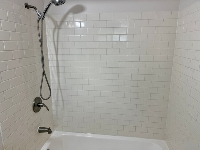 Building Photo - Cool Reed College One Bedroom