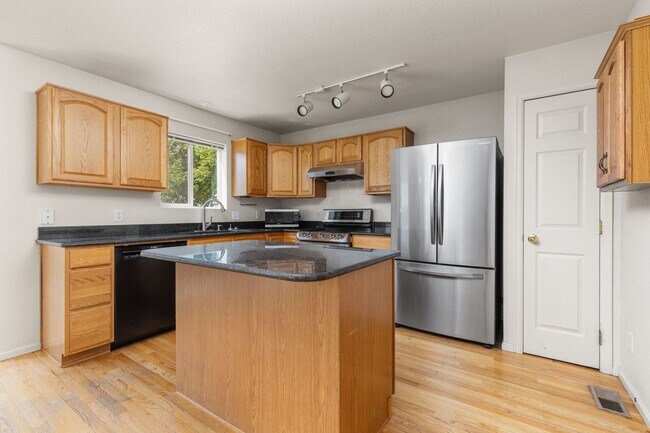 Building Photo - 2021 Falcon Ridge Dr