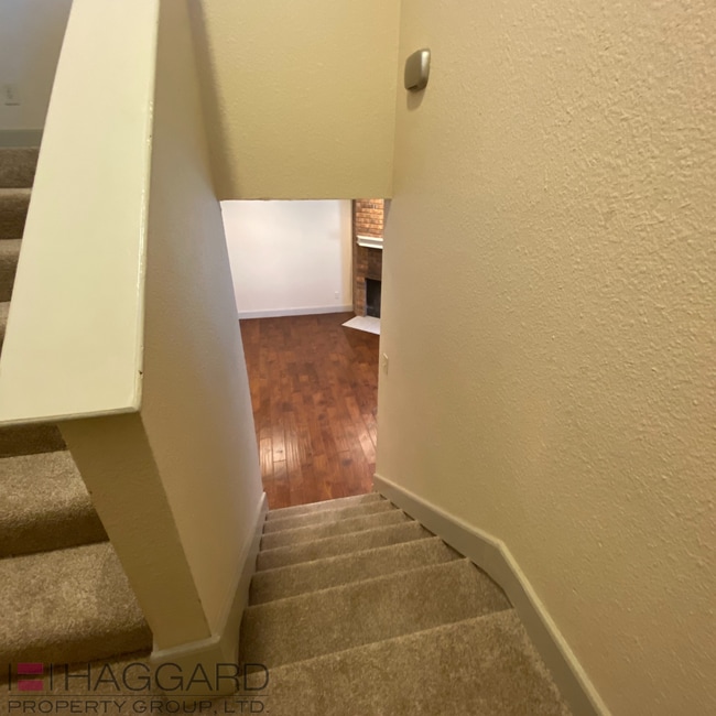 Building Photo - 3 bedroom 2.5 bathroom Duplex