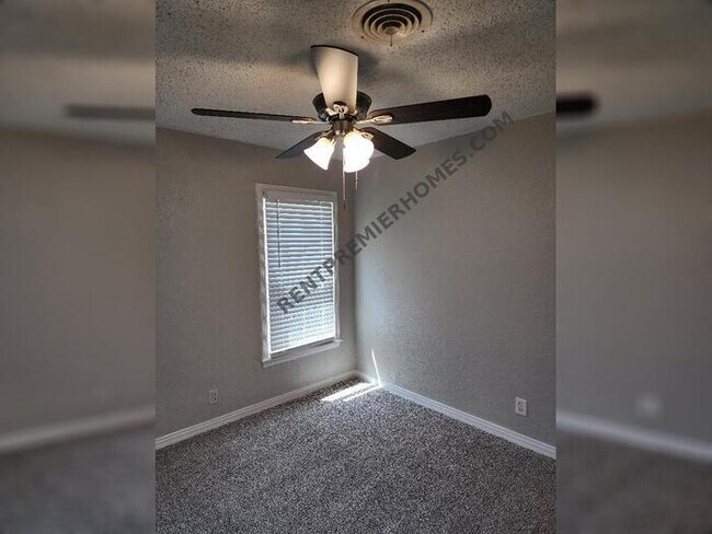 Building Photo - 741 Lynda Dr