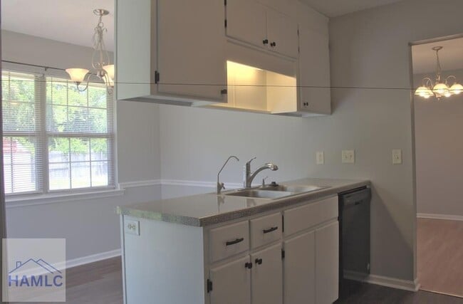 Building Photo - 2356 Rowe St