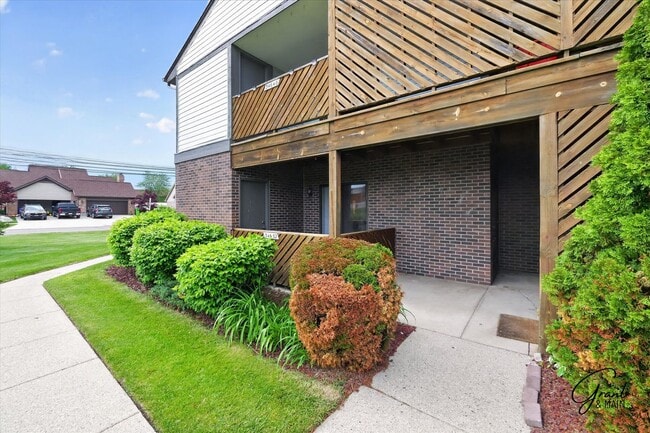 Building Photo - $1395 2 bedroom ground floor condo