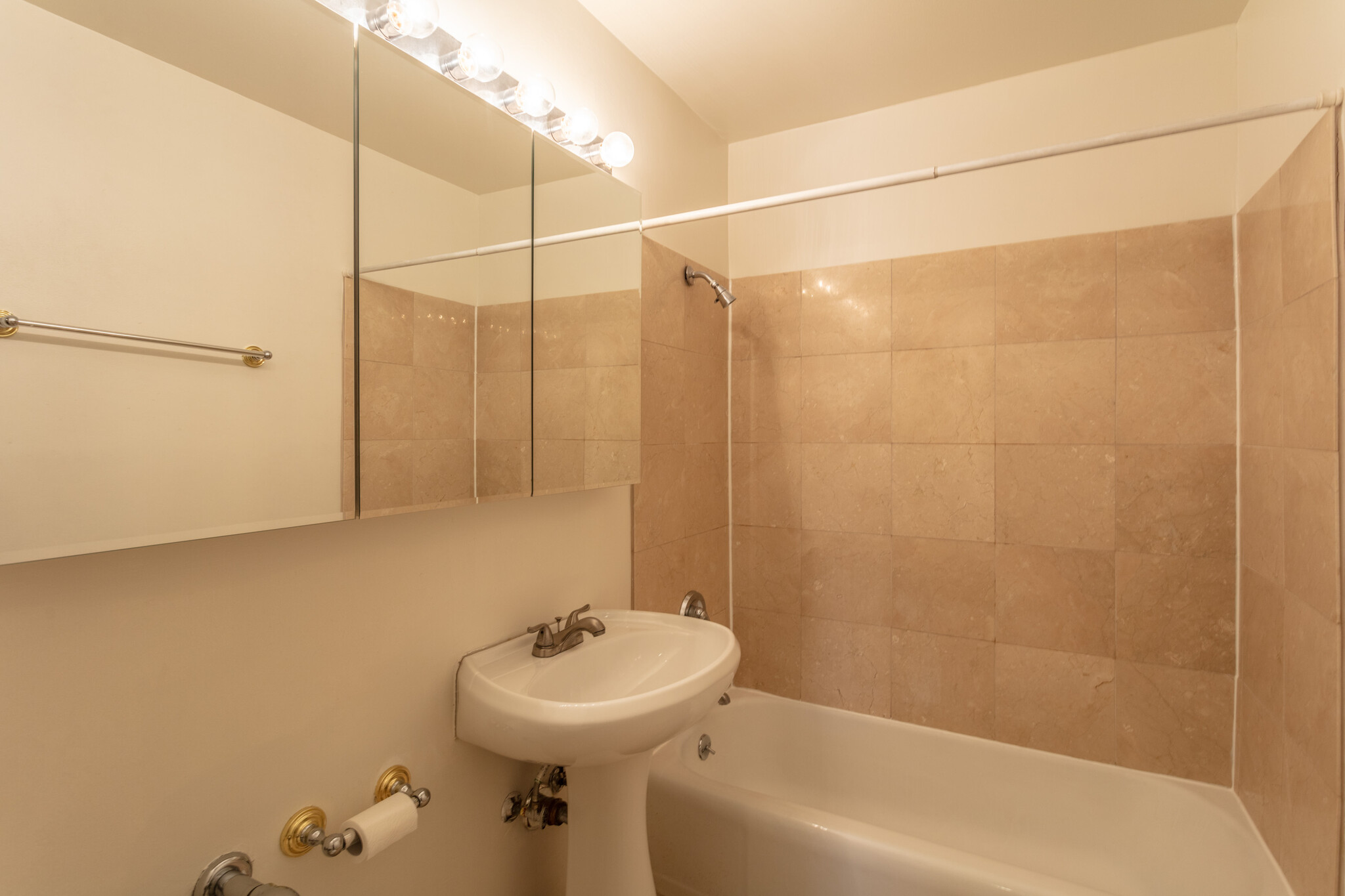 Bathroom - 21 W Goethe St