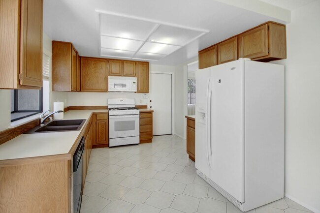 Building Photo - Your Dream 3BR/2.5BA Rental in the Desirable 'Dearborn Grove' Community in Redlands!