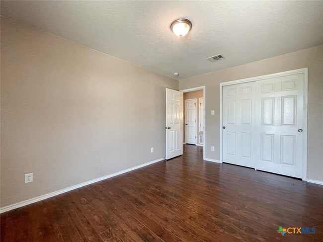 Building Photo - 2237 Stoneleigh Dr