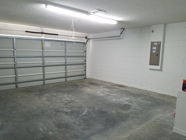 Building Photo - 3-Bedroom, 2-Bathroom Home in Kissimmee **...