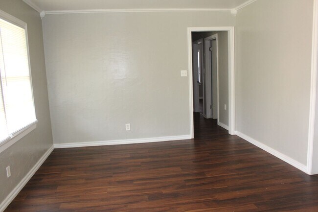 Building Photo - Comfy & Practical!