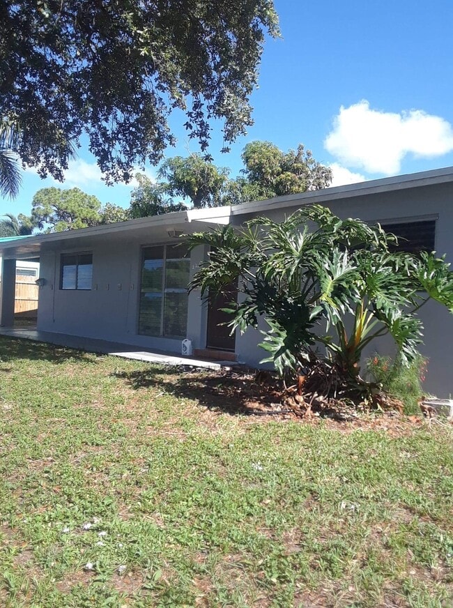 Building Photo - 223 SW 14th Pl