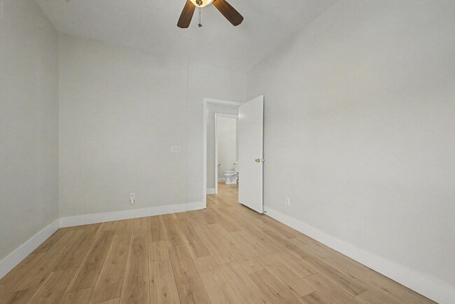 Building Photo - 7042 W Mercer Ln