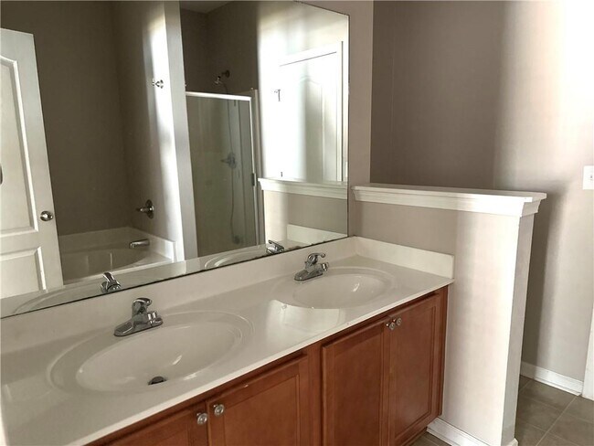 Building Photo - 140 Oakmont Dr