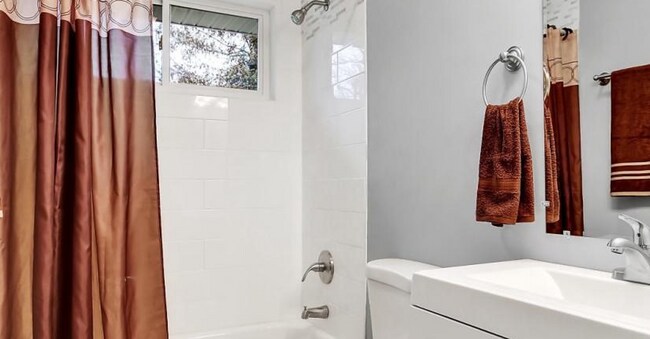 Building Photo - Beautiful 3 Bed, 2 Bath Single Family Home!