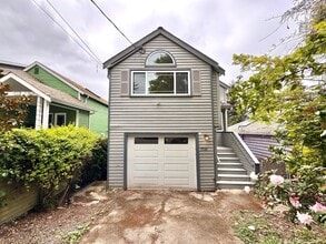 Building Photo - Beautiful Wedgwood Home with Flexible Living + 2nd Kitchen