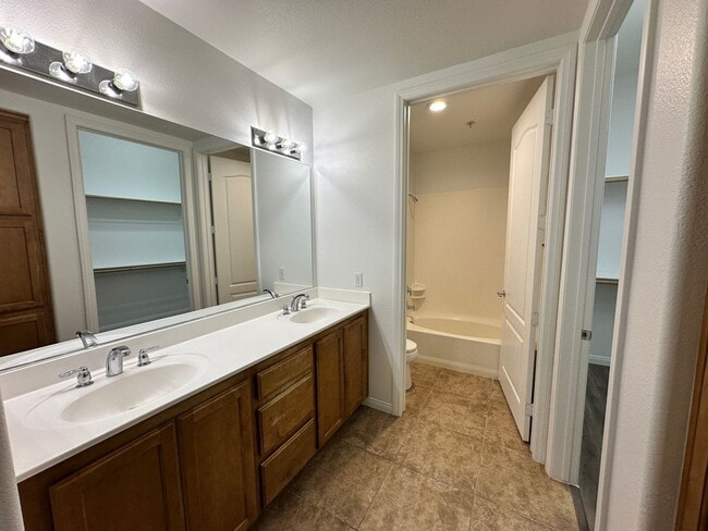 Building Photo - Guard Gated 2 Bed/2 Bath Condo w/Resort St...