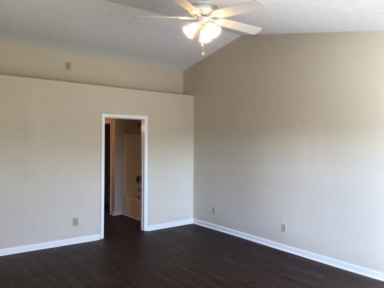 Building Photo - 2440 Tiptop Dr