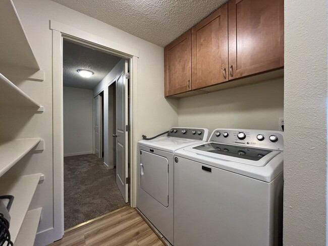 Building Photo - Bright and Airy Home with Stainless Steel Kitchen, Vaulted Ceilings & Washer + Dryer
