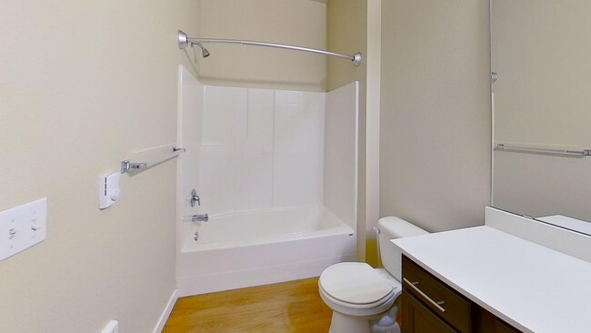 Building Photo - 3 bedroom 2 bath apartment in West Olympia...