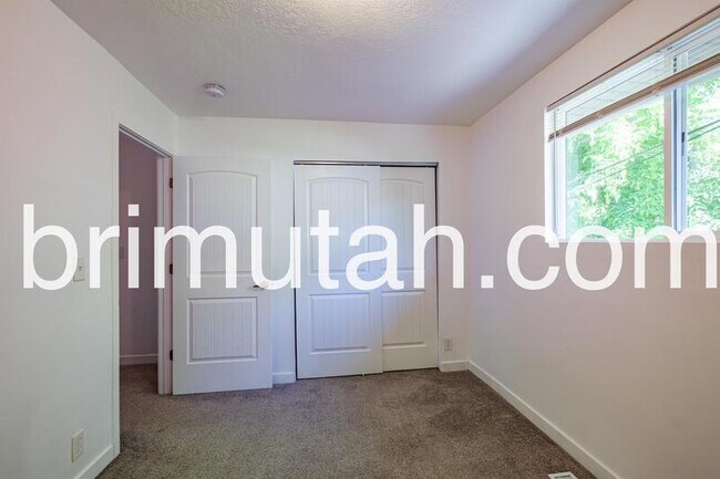 Building Photo - 2590 S 800 E