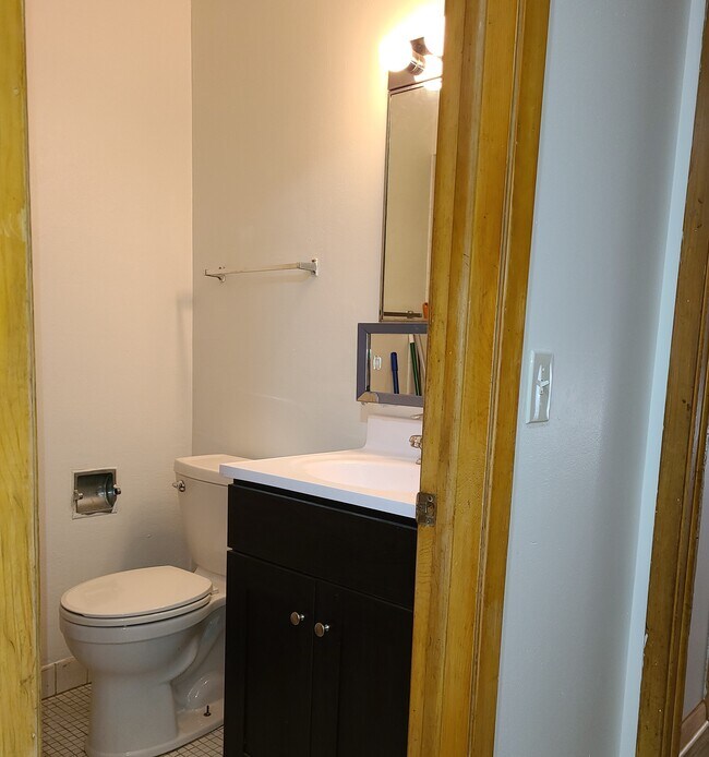 full bath - 317 N Harvard Ave