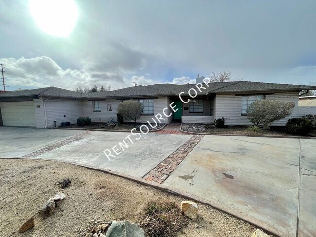 Building Photo - 1022 W Lancaster Blvd