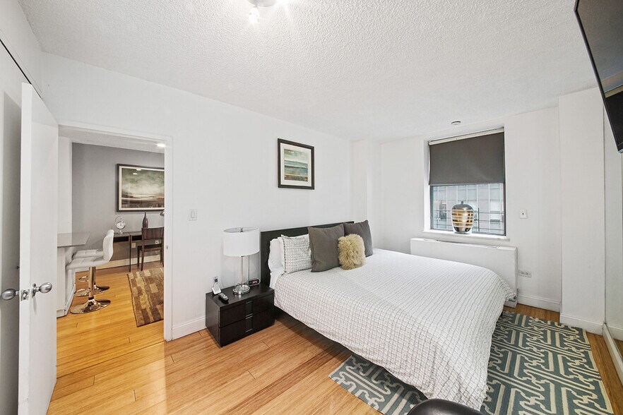 Building Photo - 150 West 51st Street