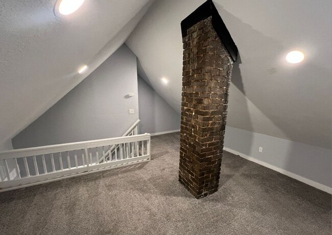 Building Photo - Spacious 5 Bedroom Bungalow in Historic No...