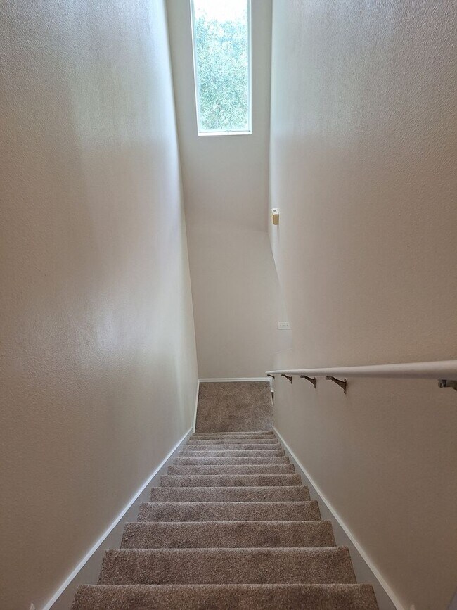 Building Photo - 3BR 2.5 BA LANDINGS AT SUGAR MILL TOWNHOME!
