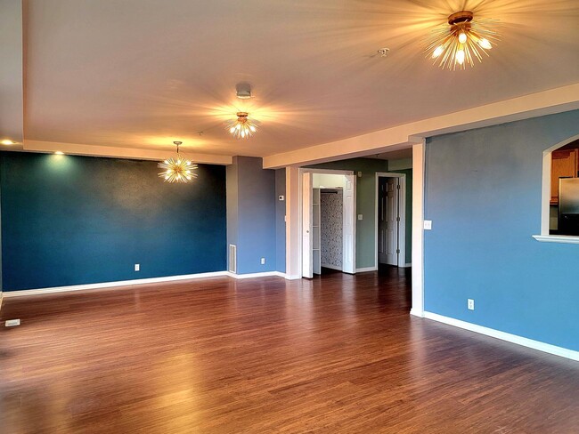 Building Photo - Spacious, bright, 4 bed in Bremerton