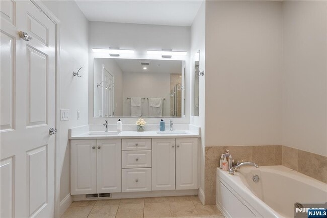 Building Photo - 302 The Promenade