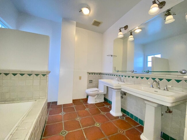 Building Photo - 1414 N Harper Ave