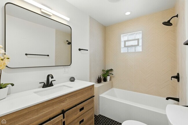 Building Photo - 1024 S Ridgeland Ave