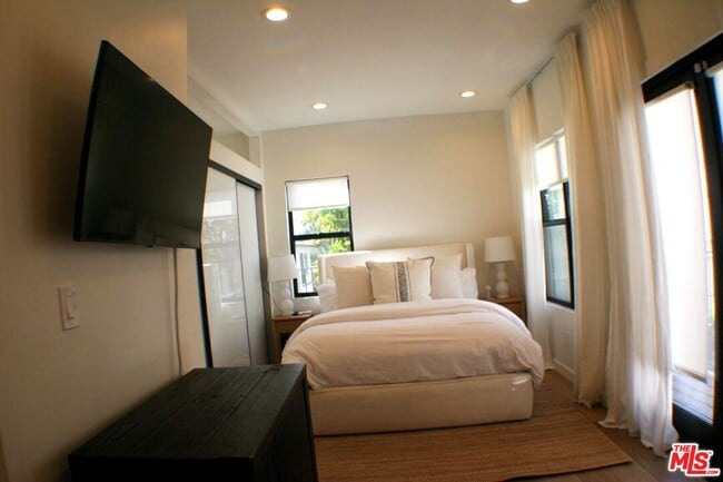 Building Photo - 8587 Rugby Dr