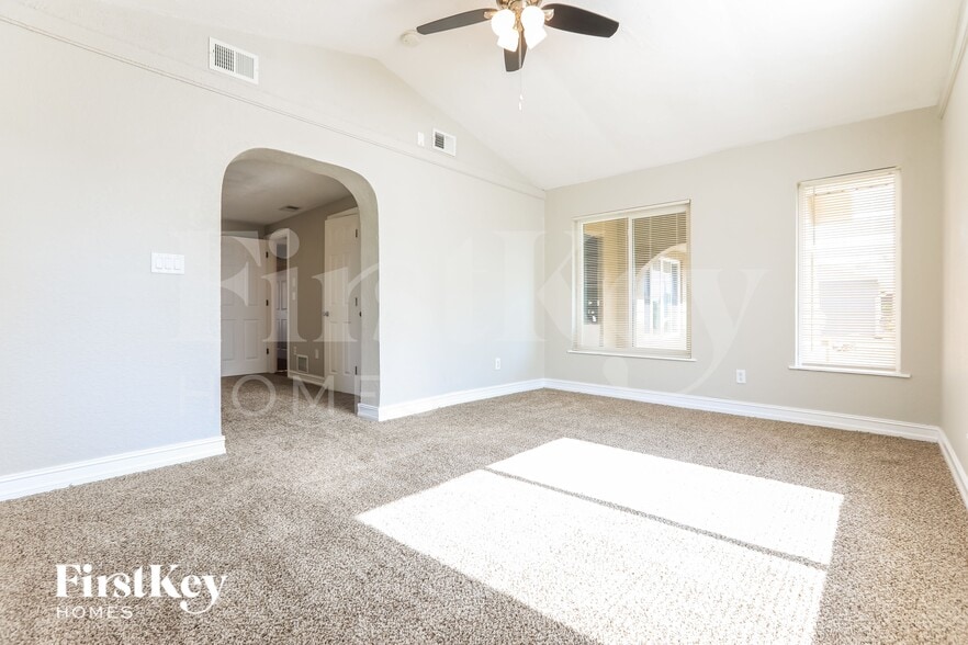 Building Photo - 19242 Edgewater Dr