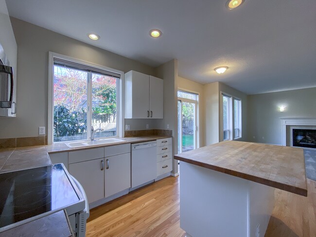 Building Photo - Stunning 4 Bed + 2.5 Bath House in Lake Oswego | Private Backyard, Open Floor Concept, Air Condit...