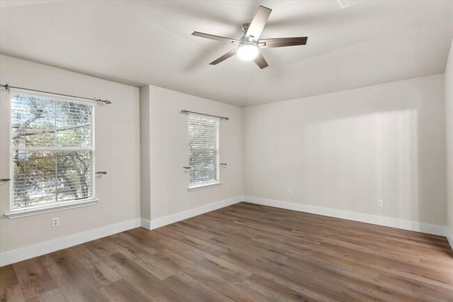 Building Photo - 410 Bandstand Ln