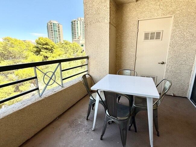 Building Photo - **MOVE-IN-SPECIAL $500 OFF 1st MO RENT** M...