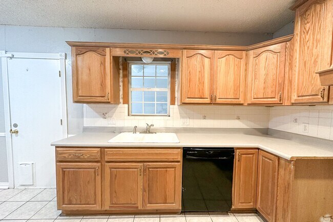 Building Photo - Beautiful 3 Bed 2 Bath in the Heart of OKC!