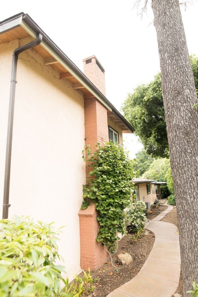 Building Photo - 3 Bedroom 2 Bathroom Home in Mission Canyon