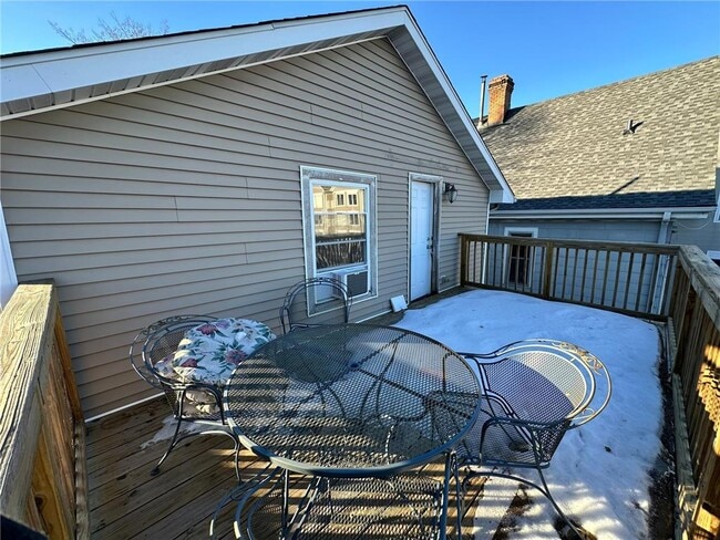 Building Photo - 629 SE Oak St