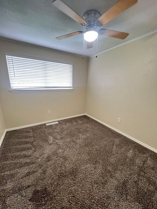 Building Photo - 3 Bedroom home in desirable neighborhood!