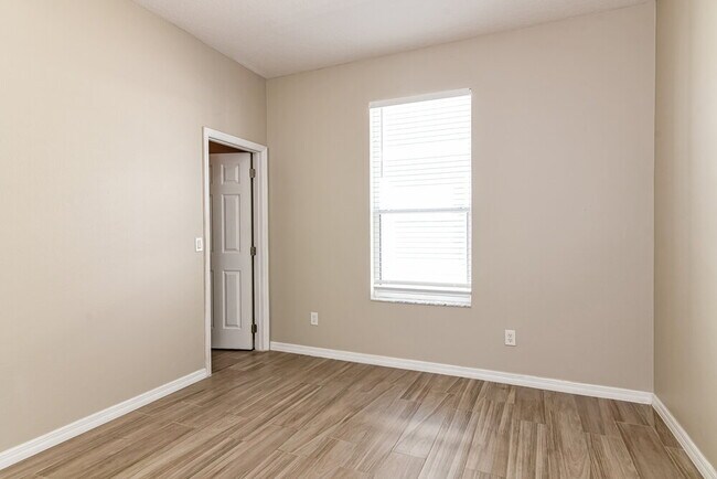 Building Photo - 115 Cork Way