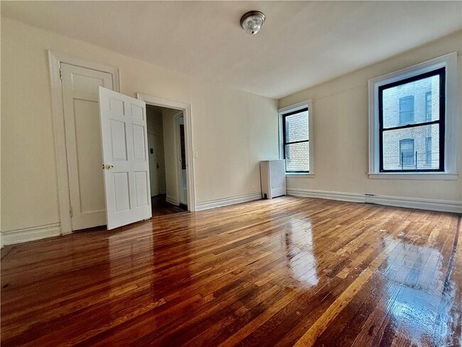 Building Photo - 1402 W 4th St