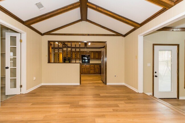 Building Photo - 4 Bed 2.5 bath