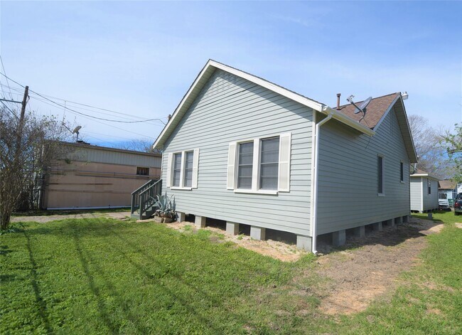 Building Photo - 6903 Palestine St